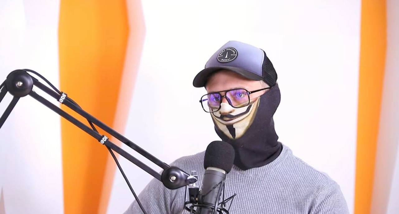 Phil Konieczny Kimdir? Serveti Ne Kadar ve Neden Maske Takıyor?