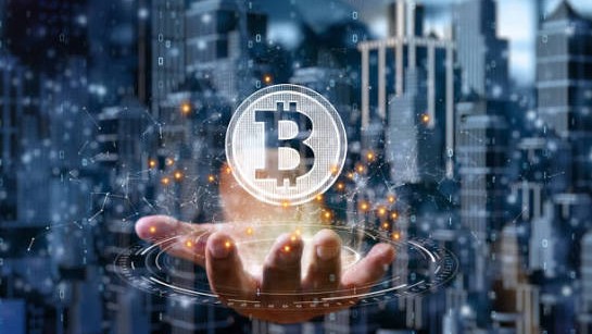 شهدت صناديق بيتكوين المتداولة في البورصة تدفقات صافية تقارب 500 مليون على مدار الأسبوع الماضي، هل تسحب الأموال المؤسسية استثماراتها؟